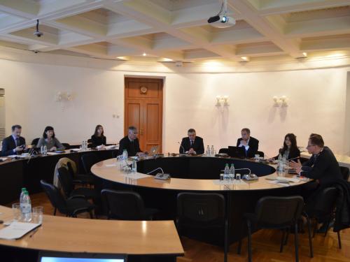 Mese Rotunde. Dezbateri